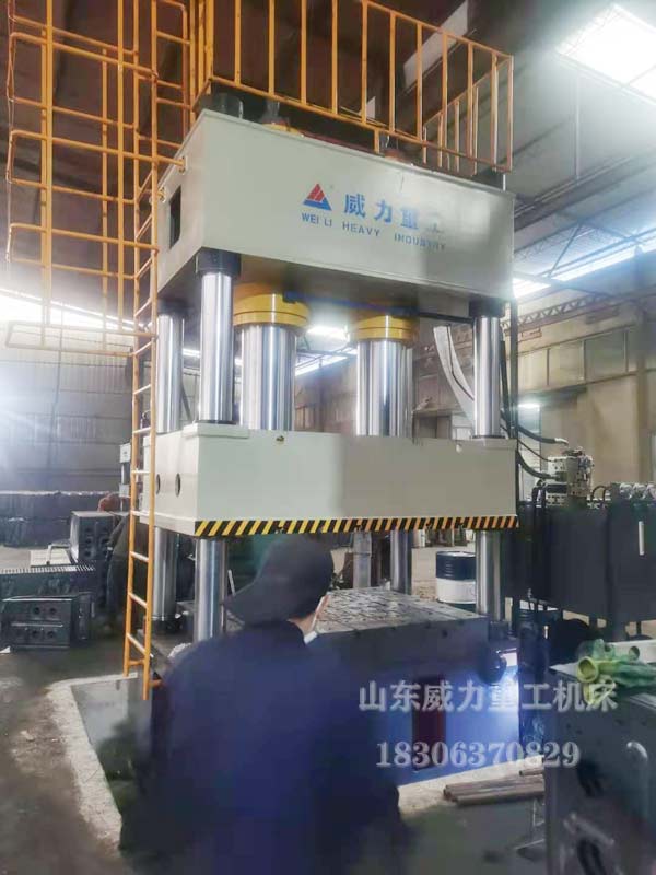 800噸四柱拉伸油壓機(jī)客戶現(xiàn)場安裝圖片